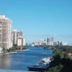 Miami, el lugar ideal para negocios. Vista desde el puente William Lehman en Miami